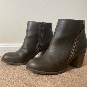 Vegan booties / ankle boots with a heel
